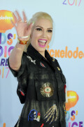 GwenStefani_2017KCA_BlackOutfit_HQPicsSpace_1396f1608e0ce2b4647
