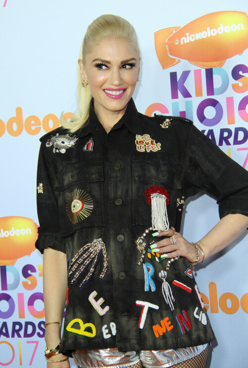 GwenStefani_2017KCA_BlackOutfit_HQPicsSpace_14353c1206362423365.jpeg