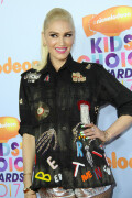 GwenStefani_2017KCA_BlackOutfit_HQPicsSpace_14353c1206362423365
