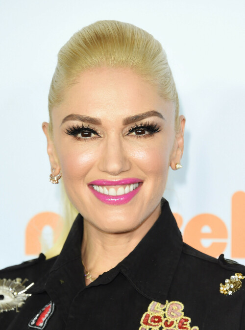 GwenStefani_2017KCA_BlackOutfit_HQPicsSpace_1458c45dfaca7abde8c.jpeg