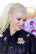 GwenStefani_2017KCA_BlackOutfit_HQPicsSpace_14e0b6f6f487756acc
