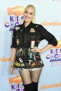 GwenStefani_2017KCA_BlackOutfit_HQPicsSpace_1567eb250993fe478c7