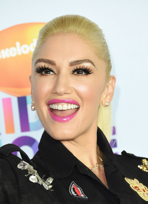 GwenStefani_2017KCA_BlackOutfit_HQPicsSpace_15780685115dcf576c8.jpeg