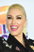 GwenStefani_2017KCA_BlackOutfit_HQPicsSpace_15780685115dcf576c8