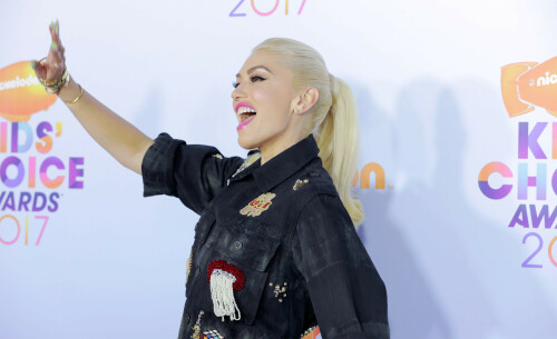 GwenStefani_2017KCA_BlackOutfit_HQPicsSpace_1592edcf6ef8d9df91.jpeg
