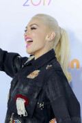 GwenStefani_2017KCA_BlackOutfit_HQPicsSpace_1592edcf6ef8d9df91