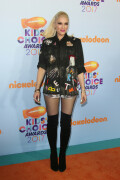 GwenStefani_2017KCA_BlackOutfit_HQPicsSpace_16884faa091c7a407a9