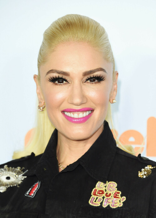 GwenStefani_2017KCA_BlackOutfit_HQPicsSpace_17018b6bb7be390d8df.jpeg