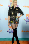 GwenStefani_2017KCA_BlackOutfit_HQPicsSpace_1739e895b6f1af790a6
