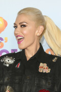 GwenStefani_2017KCA_BlackOutfit_HQPicsSpace_17712a96171423476b0