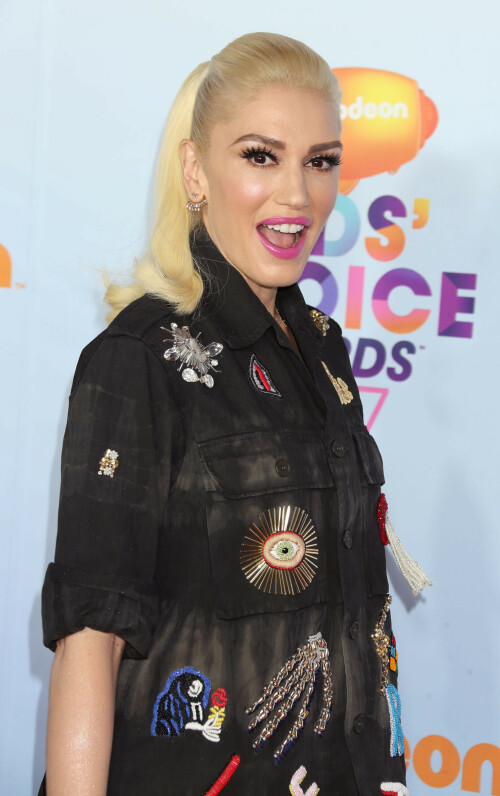 GwenStefani_2017KCA_BlackOutfit_HQPicsSpace_17b978f43dbee1d097.jpeg