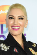 GwenStefani_2017KCA_BlackOutfit_HQPicsSpace_180b1fc36acc3c13f40