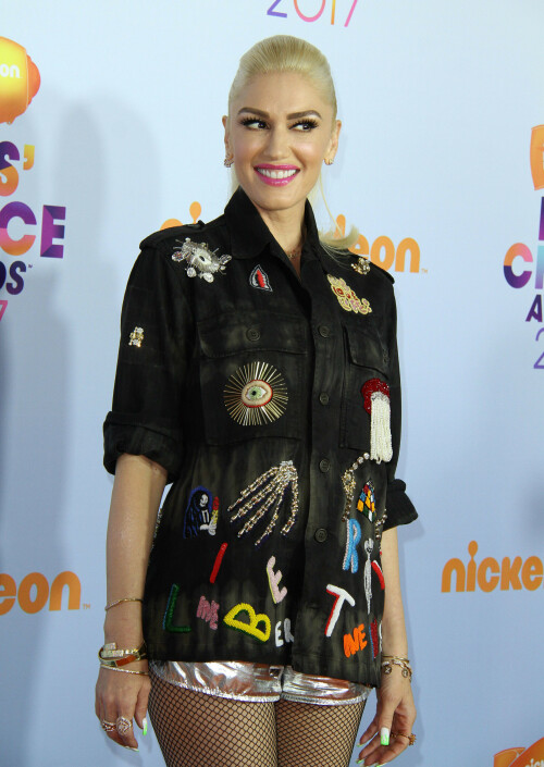 GwenStefani_2017KCA_BlackOutfit_HQPicsSpace_183c4abb5df026a8db6.jpeg