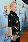 GwenStefani_2017KCA_BlackOutfit_HQPicsSpace_18685a673201a80713