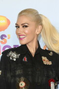 GwenStefani_2017KCA_BlackOutfit_HQPicsSpace_1916da5f2880fb24650