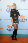 GwenStefani_2017KCA_BlackOutfit_HQPicsSpace_193472c95703a7f975f