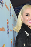 GwenStefani_2017KCA_BlackOutfit_HQPicsSpace_194b3e630d7e0b5ec