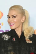 GwenStefani_2017KCA_BlackOutfit_HQPicsSpace_1965f65731a0def953d