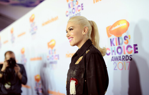 GwenStefani_2017KCA_BlackOutfit_HQPicsSpace_19bcbef30ad2e7aadb.jpeg