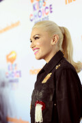GwenStefani_2017KCA_BlackOutfit_HQPicsSpace_19bcbef30ad2e7aadb