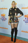 GwenStefani_2017KCA_BlackOutfit_HQPicsSpace_2037012e63fd01a844e