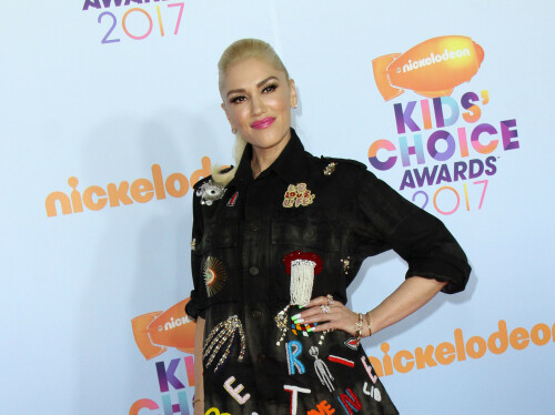 GwenStefani_2017KCA_BlackOutfit_HQPicsSpace_204f877e696a5188399.jpeg