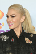 GwenStefani_2017KCA_BlackOutfit_HQPicsSpace_205519554ba4a0f861e