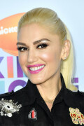 GwenStefani_2017KCA_BlackOutfit_HQPicsSpace_20827a7aabd37a51fab