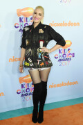 GwenStefani_2017KCA_BlackOutfit_HQPicsSpace_2128152f3c9e9dcb28a