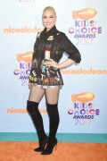 GwenStefani_2017KCA_BlackOutfit_HQPicsSpace_214106872c0ffbf8378
