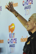 GwenStefani_2017KCA_BlackOutfit_HQPicsSpace_21968f01b87bf808838