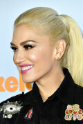 GwenStefani_2017KCA_BlackOutfit_HQPicsSpace_23103a2108a86250166