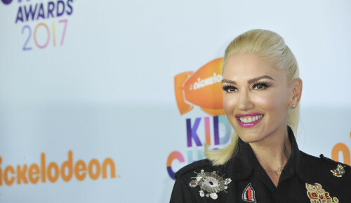 GwenStefani_2017KCA_BlackOutfit_HQPicsSpace_23397de16f1a7d55492.jpeg