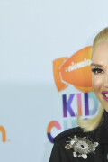 GwenStefani_2017KCA_BlackOutfit_HQPicsSpace_23397de16f1a7d55492