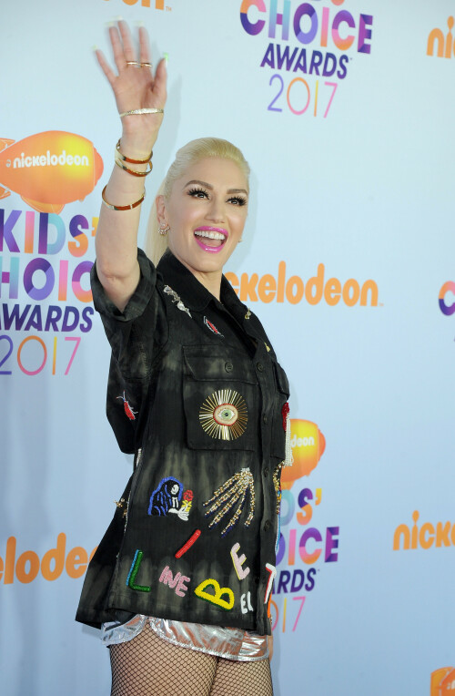 GwenStefani_2017KCA_BlackOutfit_HQPicsSpace_2371c8982f51b85e156.jpeg