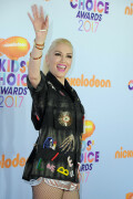 GwenStefani_2017KCA_BlackOutfit_HQPicsSpace_2371c8982f51b85e156