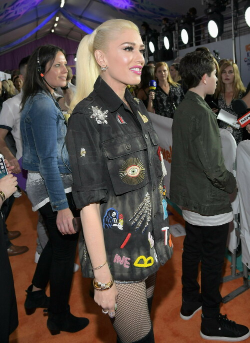 GwenStefani_2017KCA_BlackOutfit_HQPicsSpace_24330c49b9bcbdff0b.jpeg