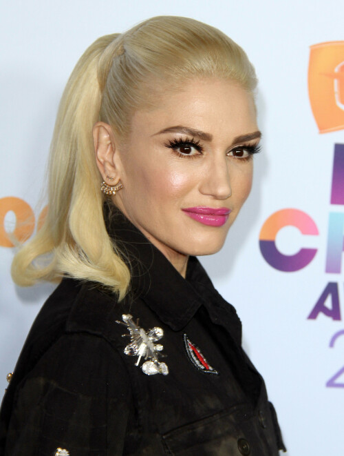 GwenStefani_2017KCA_BlackOutfit_HQPicsSpace_244eb95ea6cffe53510.jpeg
