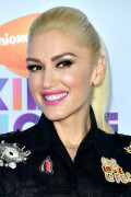 GwenStefani_2017KCA_BlackOutfit_HQPicsSpace_2463a87c90596e399aa