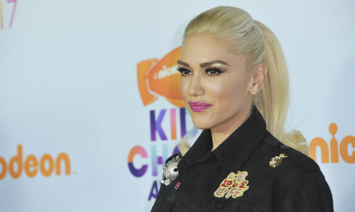 GwenStefani_2017KCA_BlackOutfit_HQPicsSpace_247cb15adbc25eae8cf.jpeg