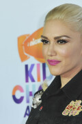 GwenStefani_2017KCA_BlackOutfit_HQPicsSpace_247cb15adbc25eae8cf