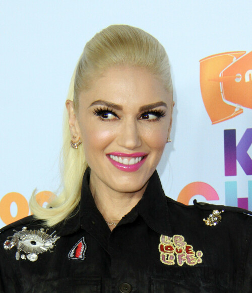 GwenStefani_2017KCA_BlackOutfit_HQPicsSpace_248b9d810365dfb0e86.jpeg