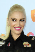 GwenStefani_2017KCA_BlackOutfit_HQPicsSpace_248b9d810365dfb0e86