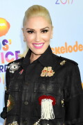 GwenStefani_2017KCA_BlackOutfit_HQPicsSpace_2546dec92b946cba5d4