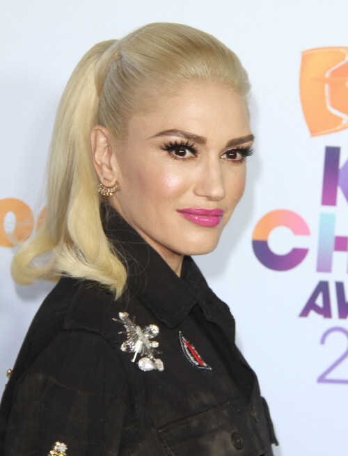 GwenStefani_2017KCA_BlackOutfit_HQPicsSpace_2553ce74b102242043b.jpeg
