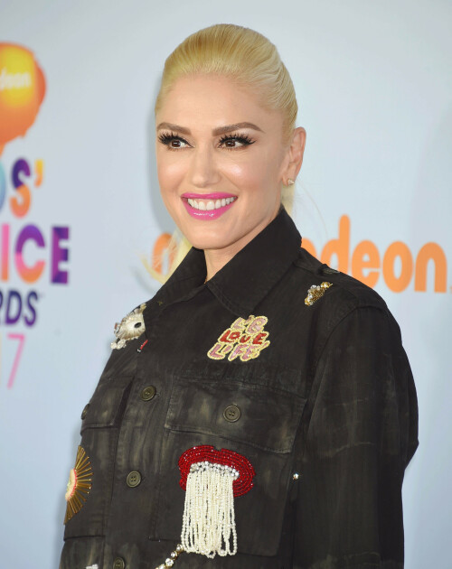 GwenStefani_2017KCA_BlackOutfit_HQPicsSpace_257d840ceb527306623.jpeg