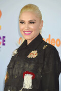 GwenStefani_2017KCA_BlackOutfit_HQPicsSpace_257d840ceb527306623