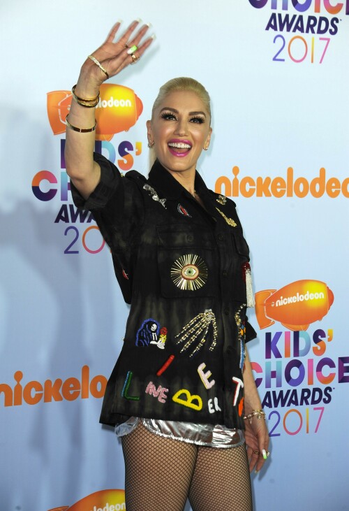 GwenStefani_2017KCA_BlackOutfit_HQPicsSpace_258ed9080d0bcd806e5.jpeg