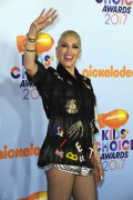 GwenStefani_2017KCA_BlackOutfit_HQPicsSpace_258ed9080d0bcd806e5