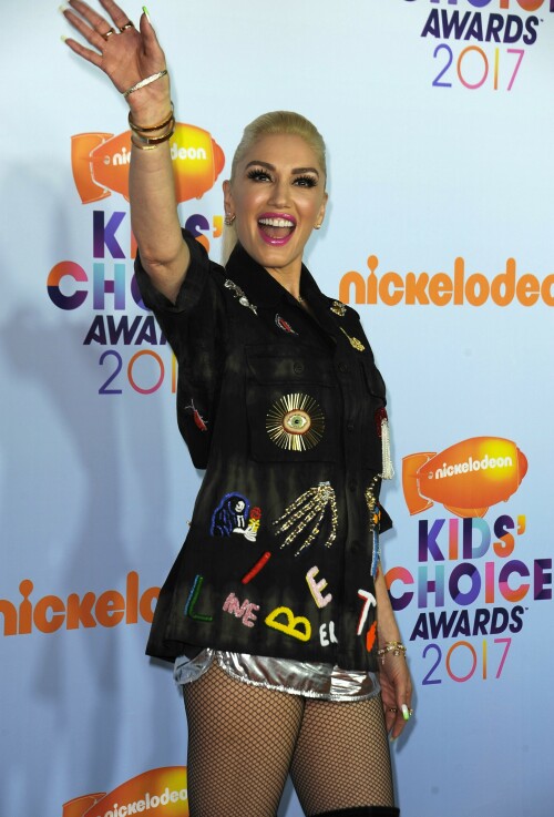 GwenStefani_2017KCA_BlackOutfit_HQPicsSpace_25928953d9284e886ec.jpeg